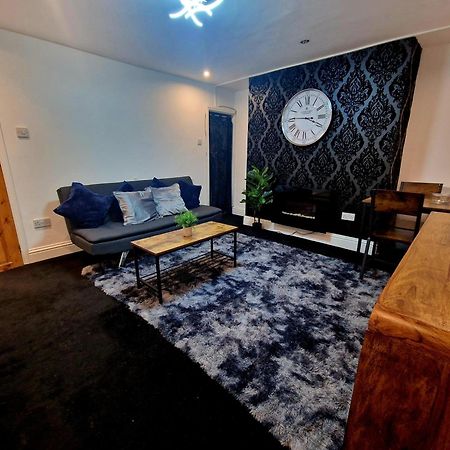 Private Courtyard Apartment In Bradford With Parking Шипли Экстерьер фото