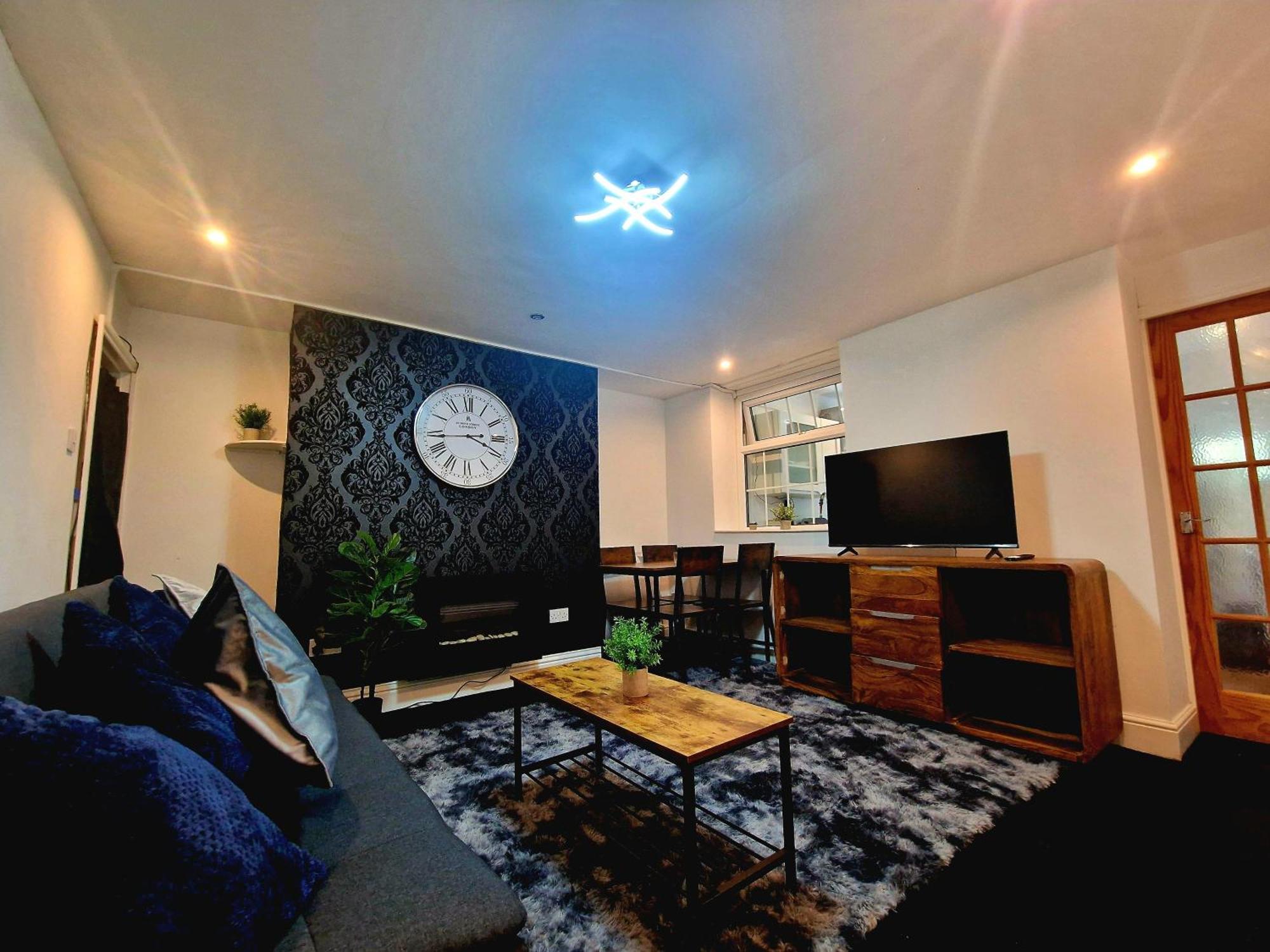 Private Courtyard Apartment In Bradford With Parking Шипли Экстерьер фото
