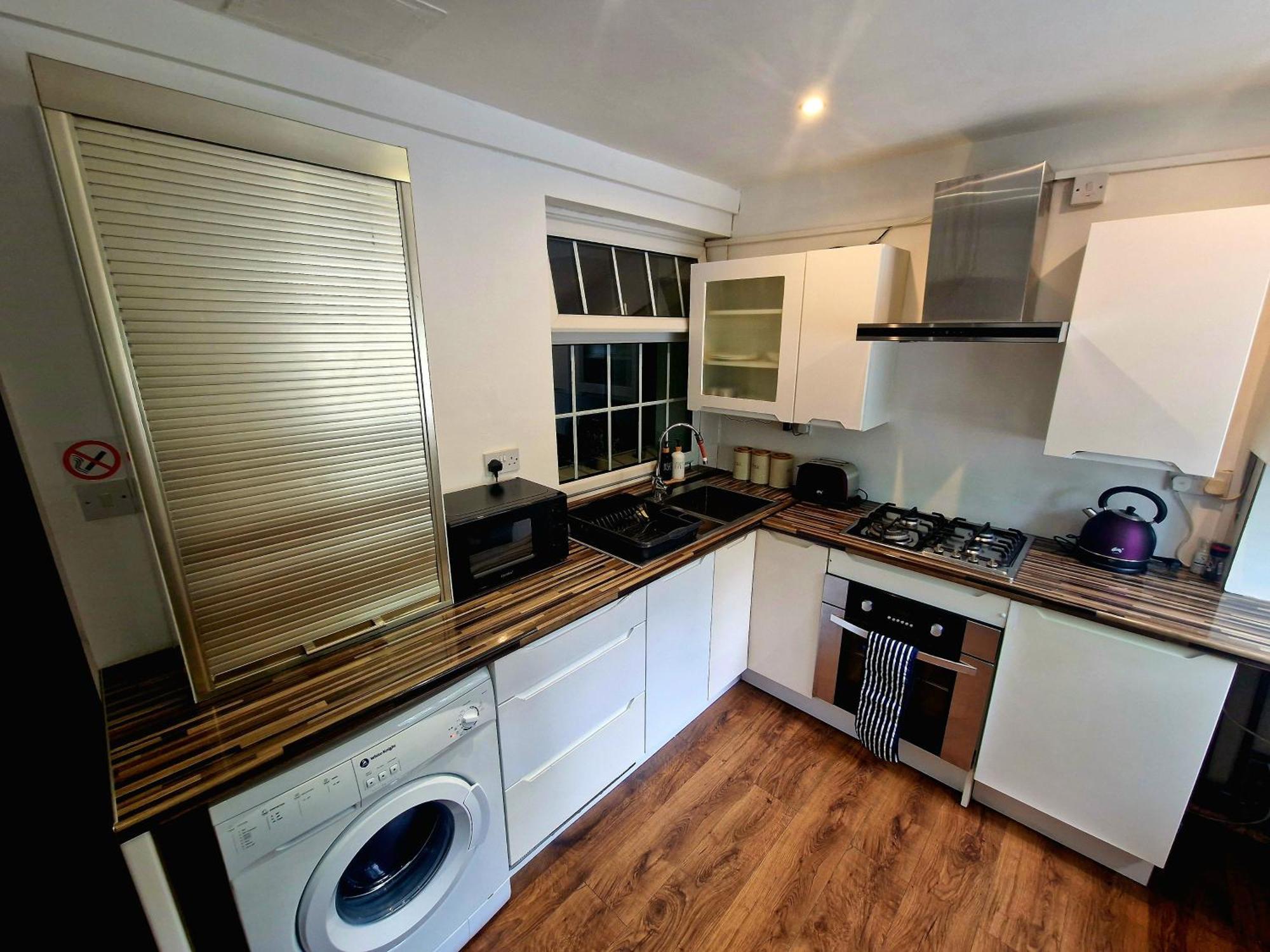 Private Courtyard Apartment In Bradford With Parking Шипли Экстерьер фото