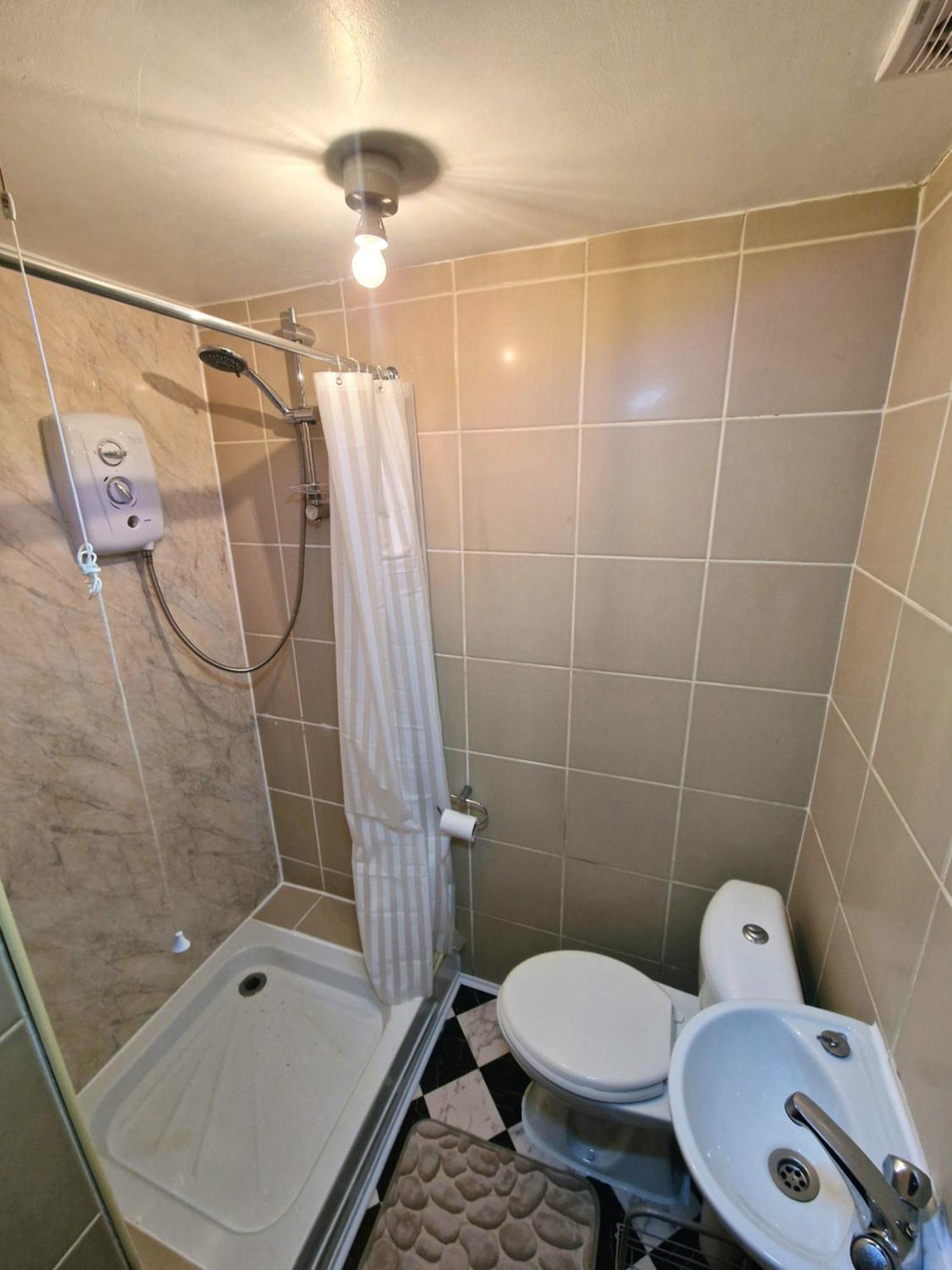 Private Courtyard Apartment In Bradford With Parking Шипли Экстерьер фото