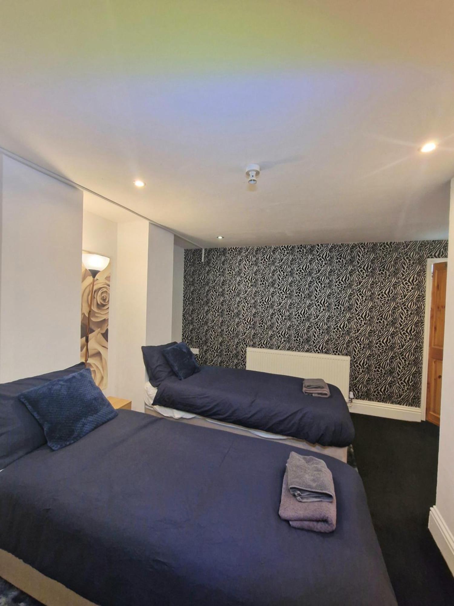 Private Courtyard Apartment In Bradford With Parking Шипли Экстерьер фото
