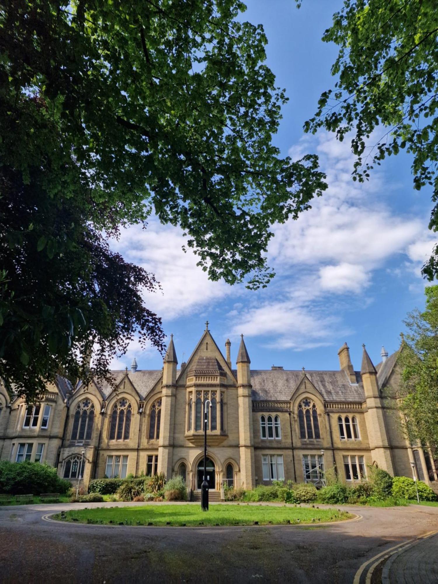 Private Courtyard Apartment In Bradford With Parking Шипли Экстерьер фото