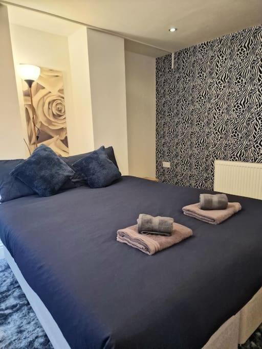 Private Courtyard Apartment In Bradford With Parking Шипли Экстерьер фото